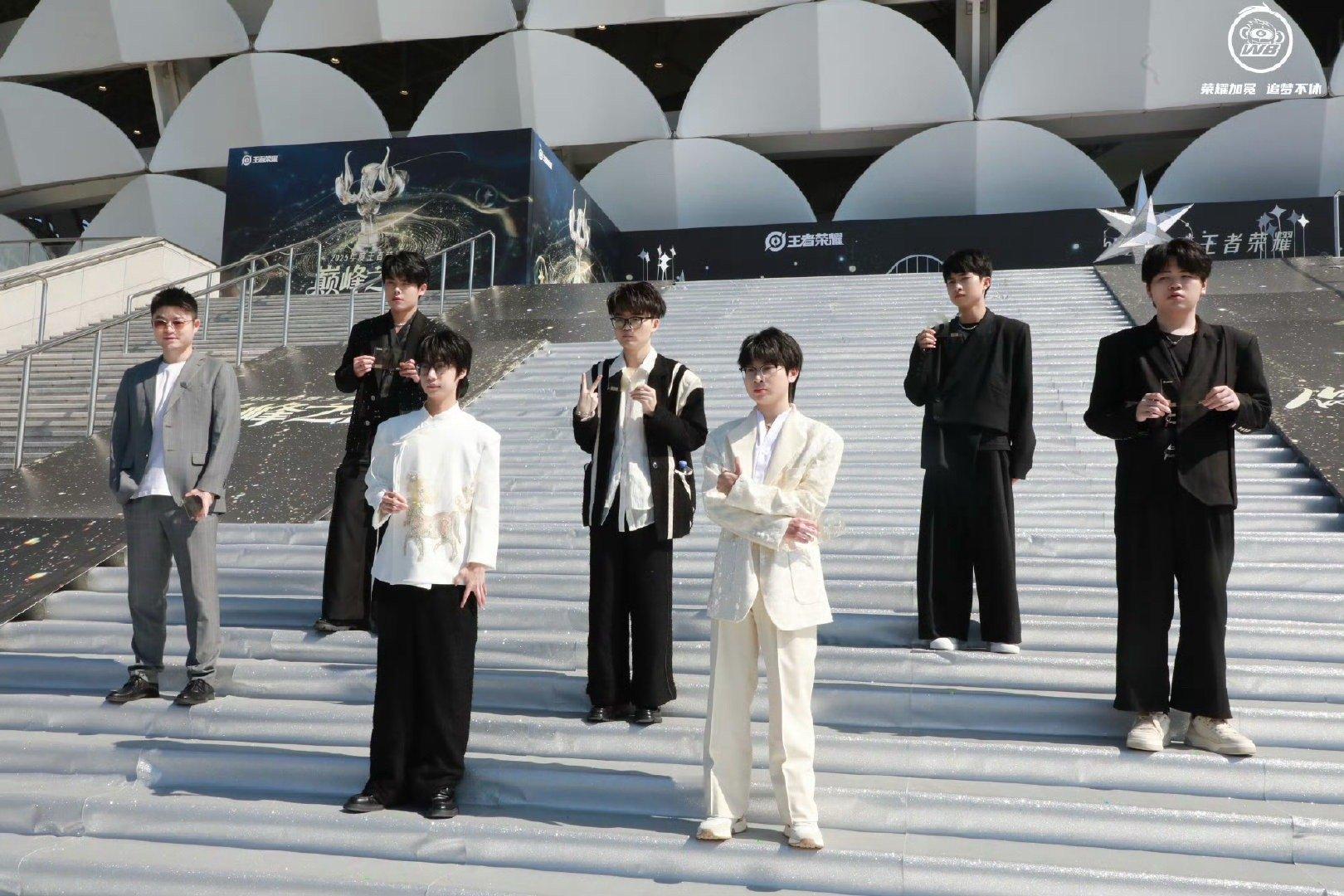 WB全员西装更是酷得没边暖阳这是人逢喜事精神爽吗，帅的发光 