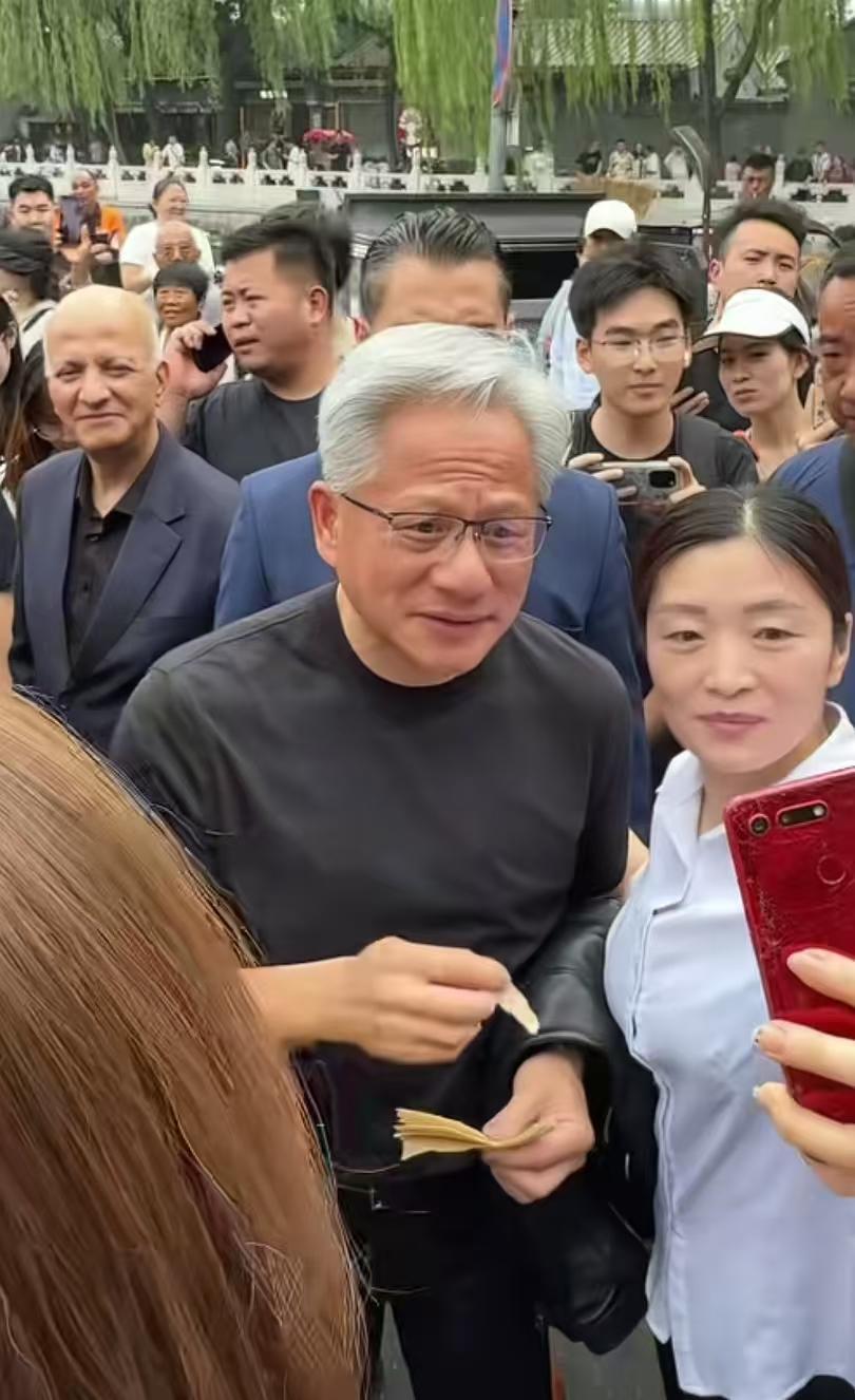 老黄这回学聪明了，

来都来了，多少要留下点好印象，

又是逛街，又是发红包的，
