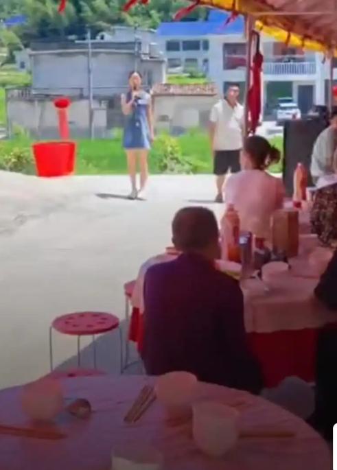 令人动容！7月28日，湖南岳阳一困难家庭的女孩争气考上北大，升学宴上3分钟脱稿演