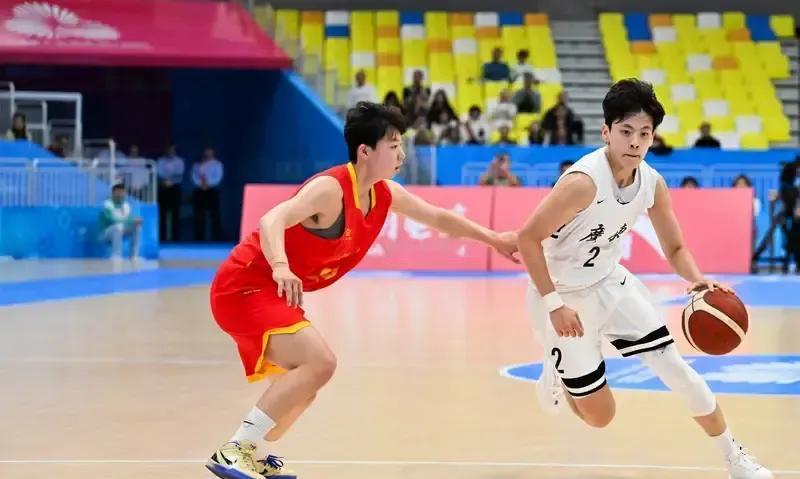 李梦没出现在四川女篮新赛季集训名单里。
她肩伤手术后还在康复，自己跟队里请假先不