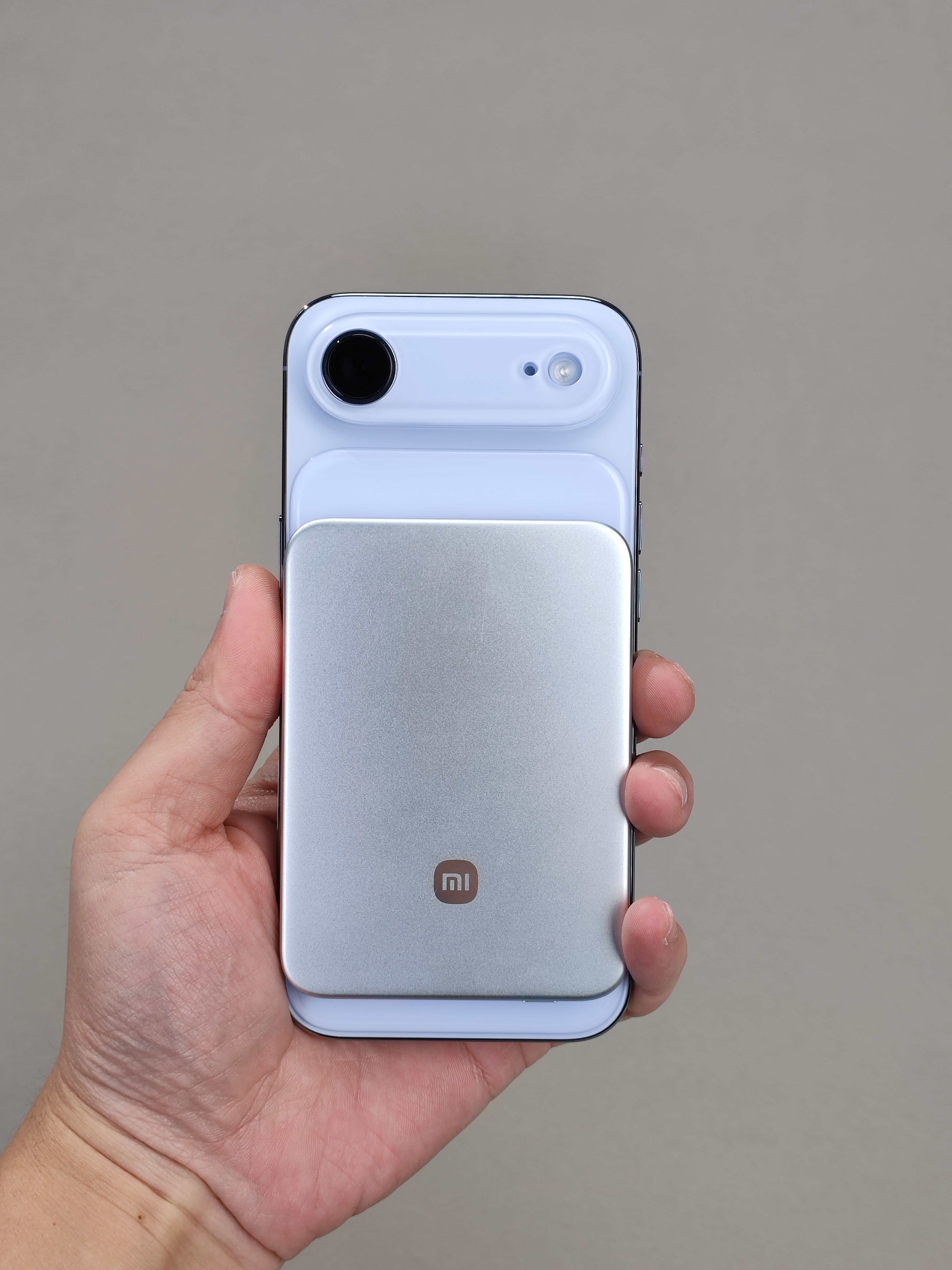 昨天有朋友在问 iPhone Air 适合什么充电宝我想了想，金沙江和苹果官方新