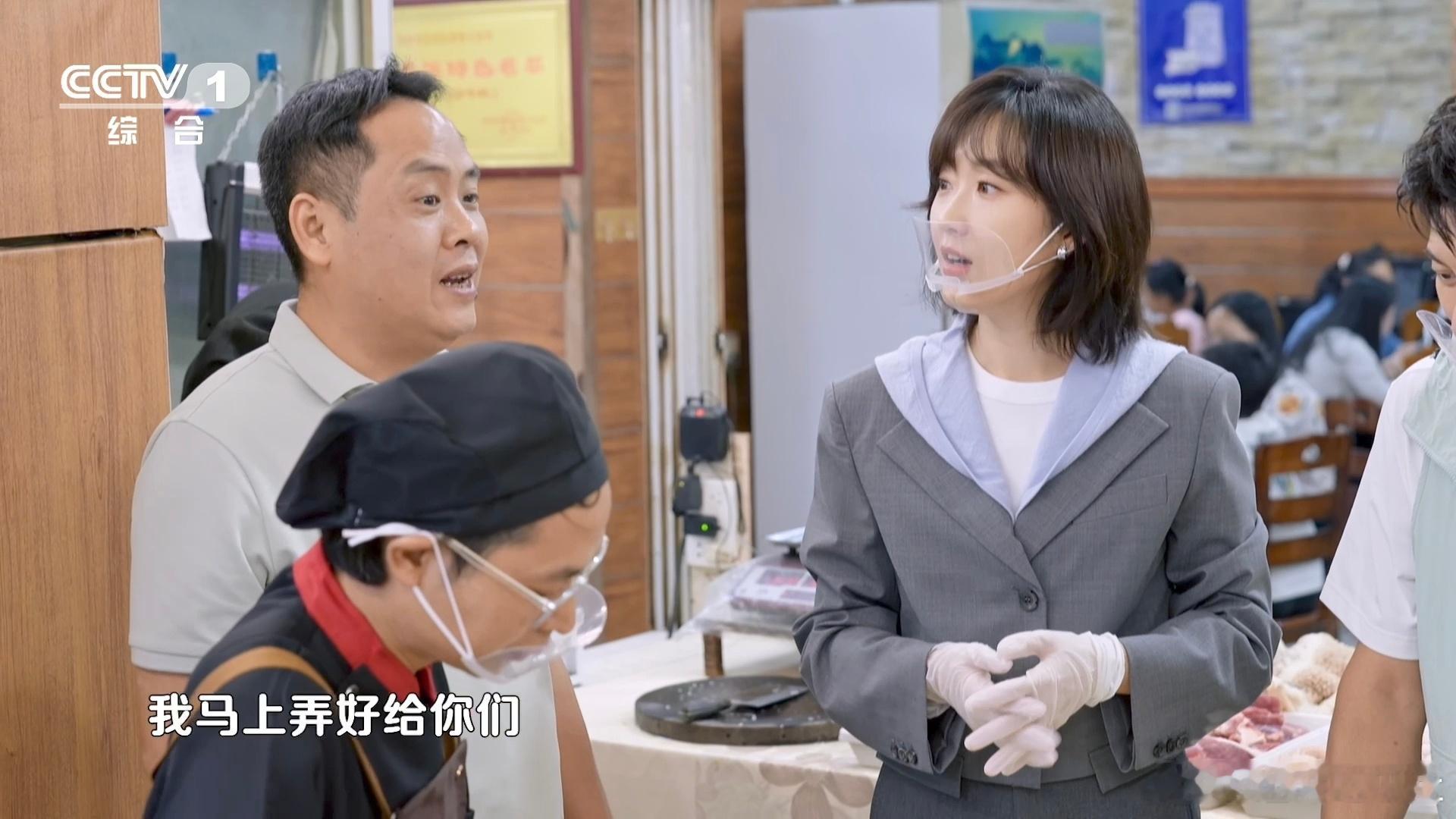 原来这么多年牛肉都切错了三餐四季 慢煸牛肠逼出油脂当锅底，再分次下各类牛料，这才