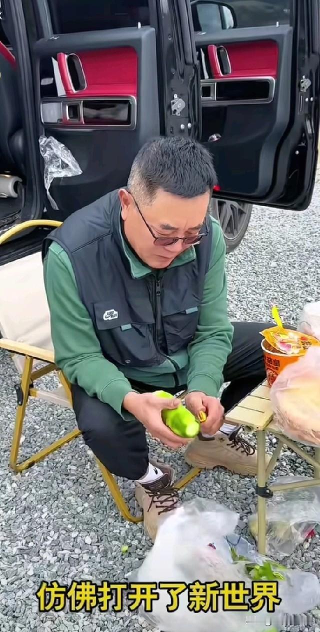 人活着，生命从一个阶段过渡到另一个阶段，总有不同的物是人非。每一次告别都似有耳语