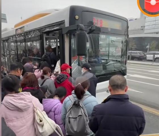 地铁2号线停运，至于地铁洪河站乘坐公交的拥挤程度，建议成都地铁运营公司和公交公司