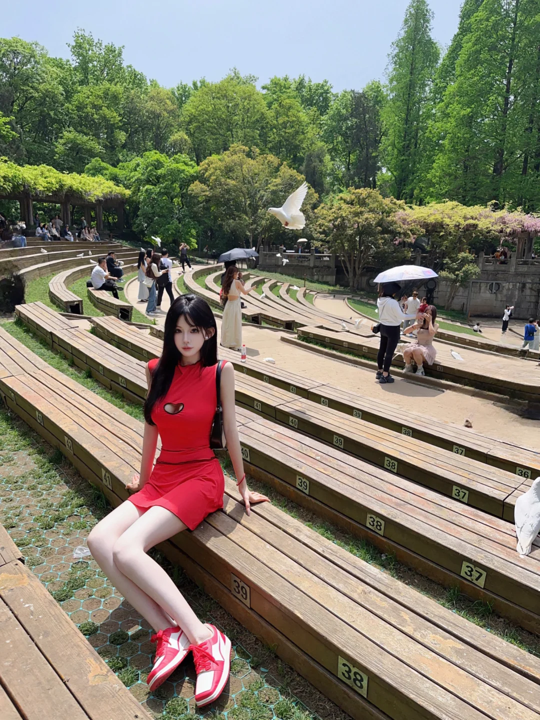 一抹红裙人群中最亮眼