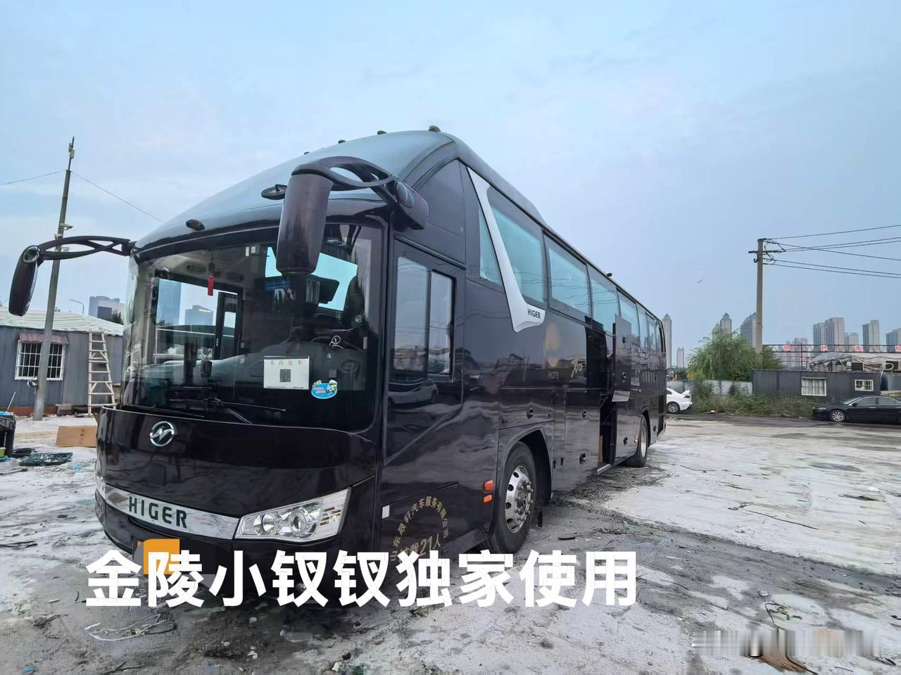 坐着大巴去旅行！

我虽然退休好几年了，但由于家务缠身身不由己，目前还做不到说走
