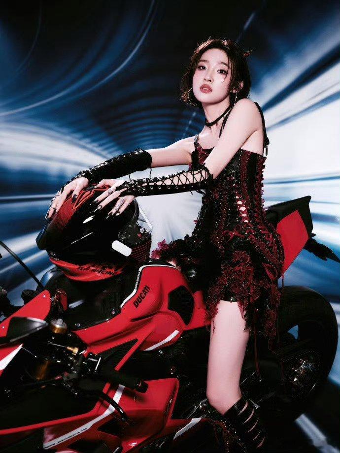 唐艺昕既是门面又是担当我们艺昕又美又靠谱哒，主动接手难part，默默埋头苦练从不