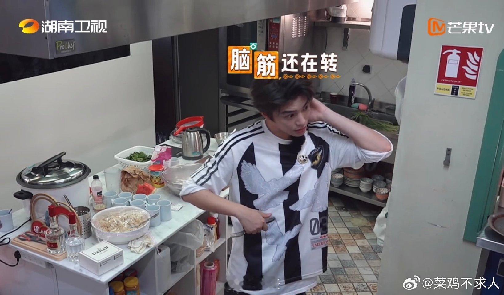 丁禹兮开餐厅是动了脑子的 丁禹兮这节奏把握得太好。挑米洗厨具，每一件事都透着“我