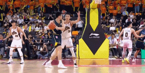 广东男篮在主场以117比84轻松击败吉林男篮，拿到了两连胜。这一场比赛的强度很低