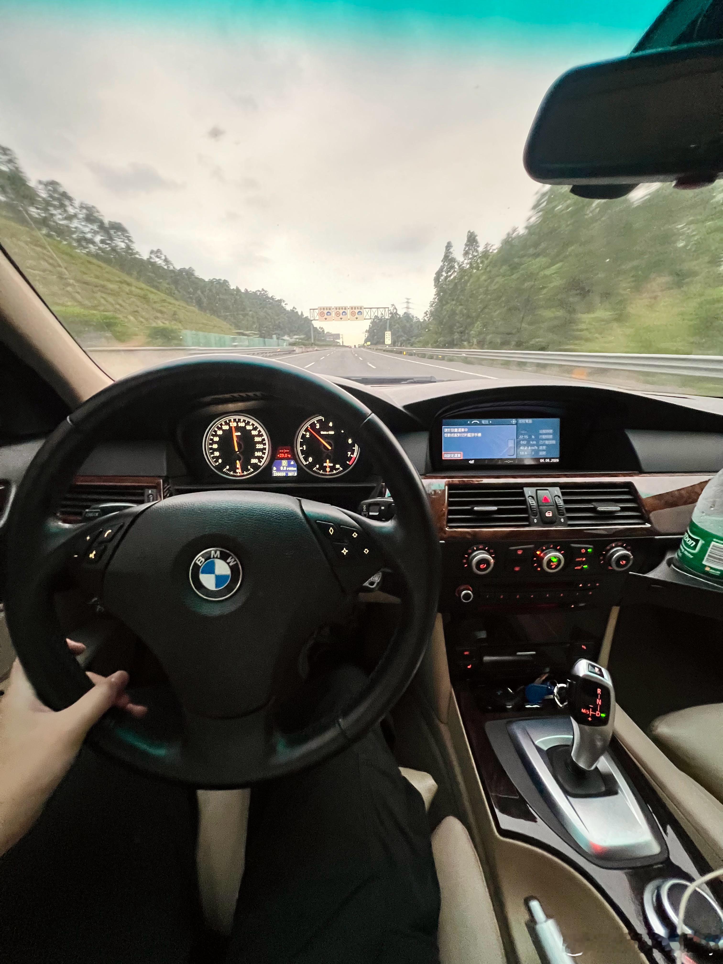 最近油价已经离谱到，高速都要1块一公里了这两天已经跑了一箱油，好可怕，明早出发又