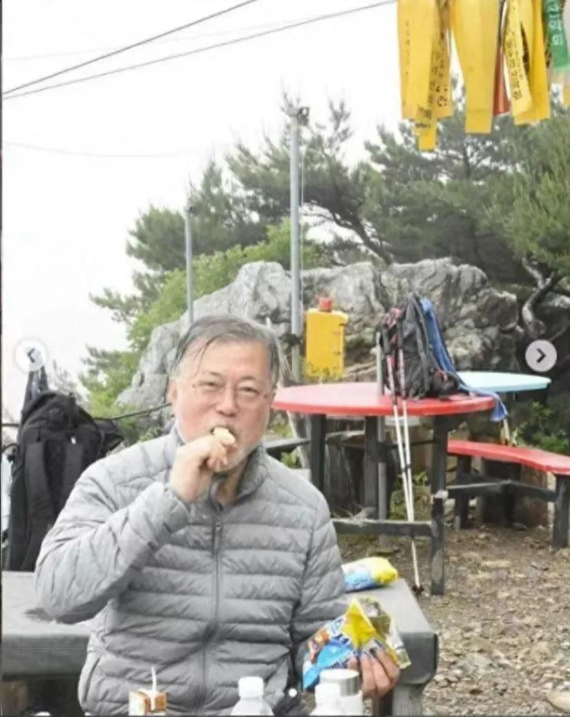 文在寅每月1400万韩币退休金，朴槿惠啥都没
文在寅现在的生活除了用安逸来形容没