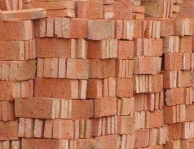 为啥国家不让用红砖盖房了？


看到这种红砖房，是不是特别亲切？

在咱很多70