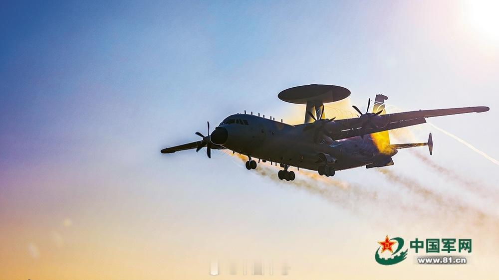 【海军航空兵某部着力提升体系练兵效能】仲秋时节，南海之滨，某岸基指挥所内，一个电