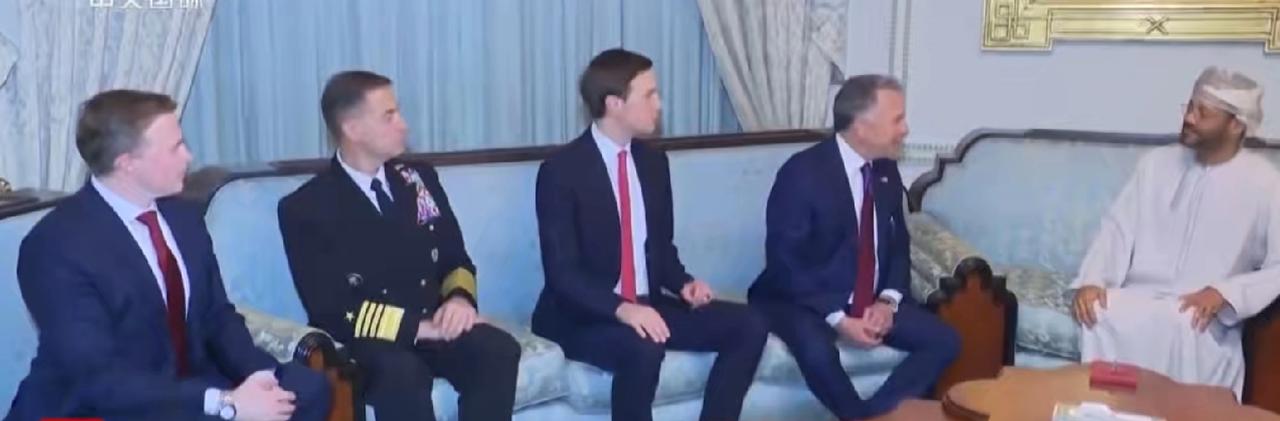 美国的谈判代表，有袖章肩章的那位就是美国驻中东的总司令库伯了，但从谈话的主体上看