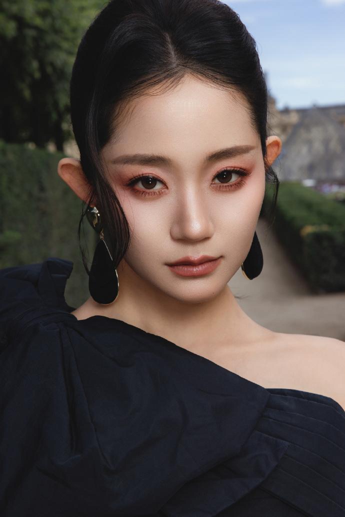 万千惠被外国女孩的尖叫声吓一跳外国女孩见到万千惠激动尖叫我承认我嫉妒了。她见到万