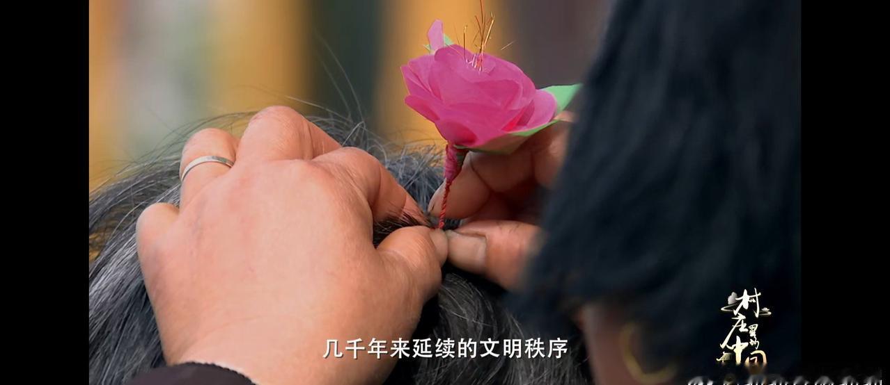 岳家寨的石碾子转了一年又一年，碾出的面香飘满村。岁月在碾子上留下痕迹，也留下了最