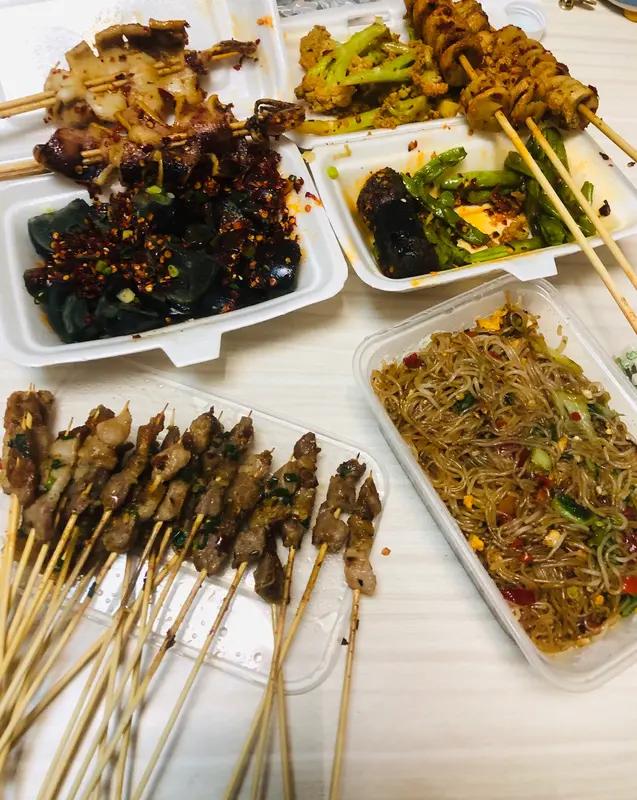 深夜肚子叫，是饿着入睡还是吃点宵夜，这真是个让人纠结的问题。
其实，两者各有危害