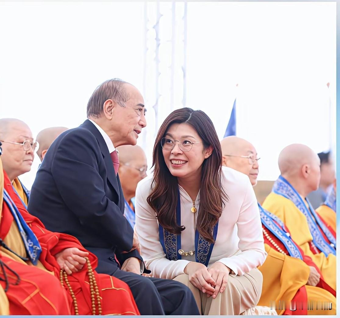 郑丽文王金平相携出席浴佛大典
 
风雨路上，最可贵的从来不是一时风光，而是低谷之