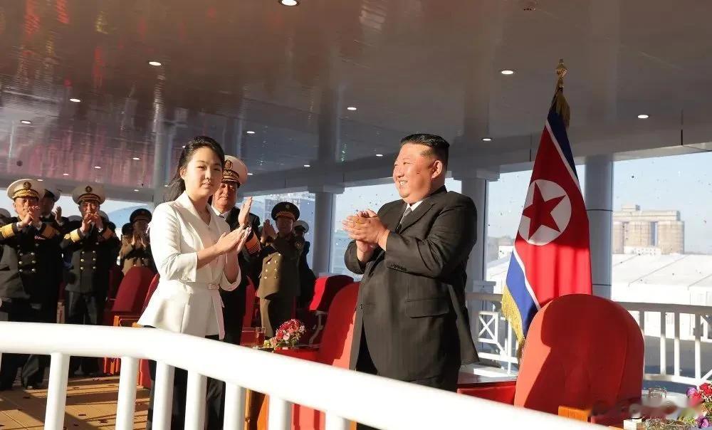 金正恩携女出席，驱逐舰下水仪式！
这大闺女越来越有人主之相，难不成金家四代将为女