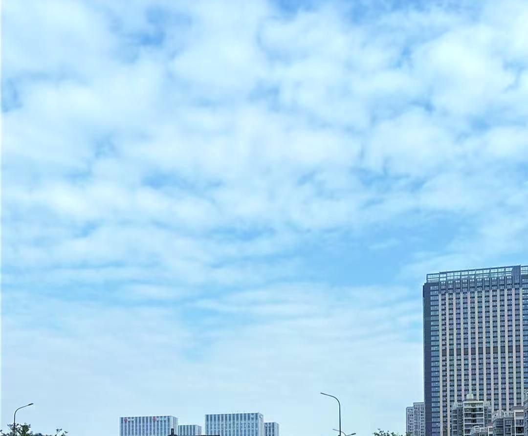 秋日生活打卡季新楼高几尺？楼顶入云☁️端。举手垫个脚，可否摘一朵？晒图笔记大赛 