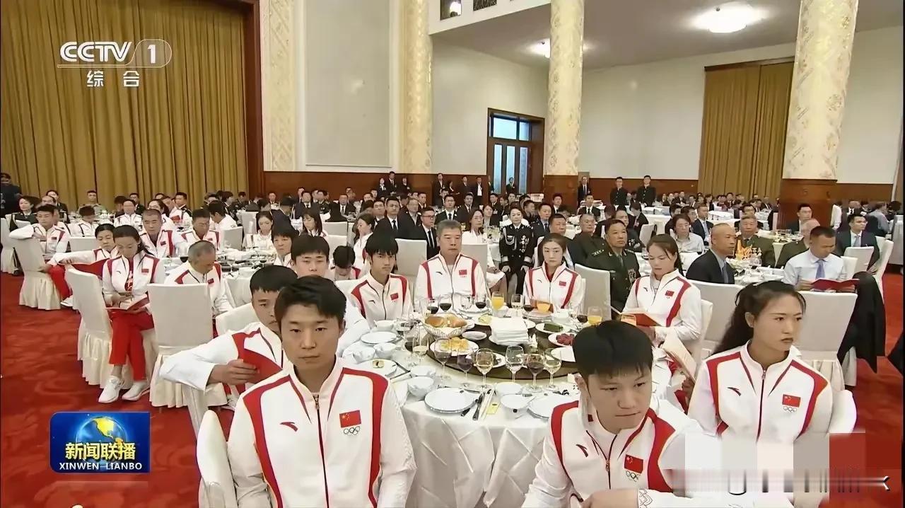 樊振东陈梦盛李豪谢瑜坐一桌的，马龙，莎莎和大头估计要比赛没来

太骄傲了吧！难怪