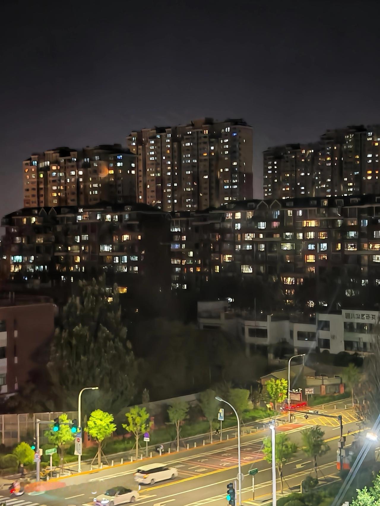 路过金隅通和园小区，被那夜的万家灯火震撼到了。这个位于潞阳桥西路与净水斜街交叉路