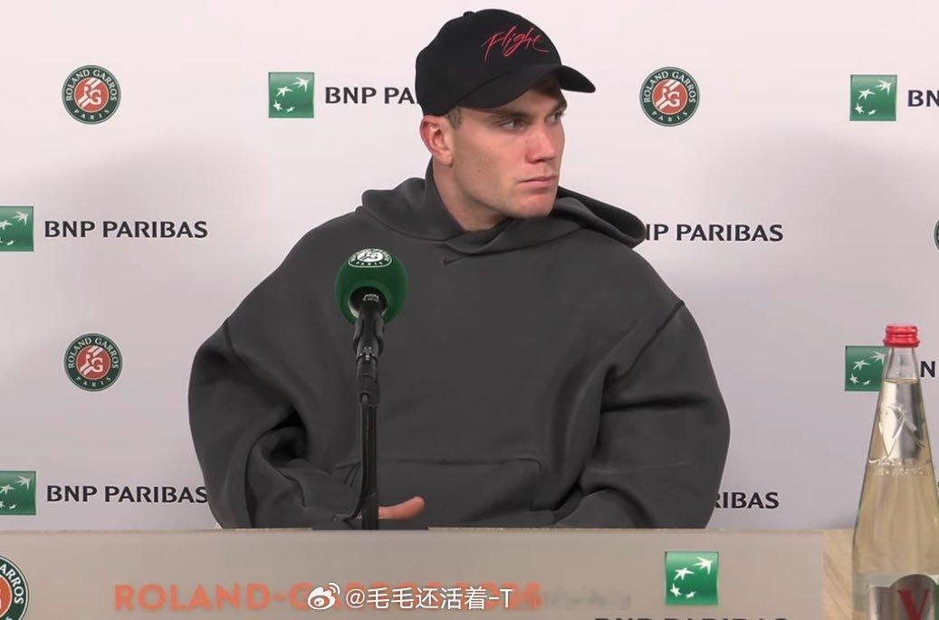 【德雷珀：我和辛纳阿卡差距还很大】问：“你一直拿自己跟詹尼克和卡洛斯作比较，也一