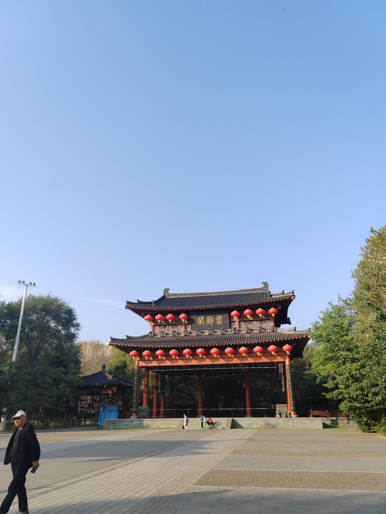 曾经，我以为“过节”就是逃离日常
旅行、聚餐、逛街用热闹填满时间
本质却是花钱买