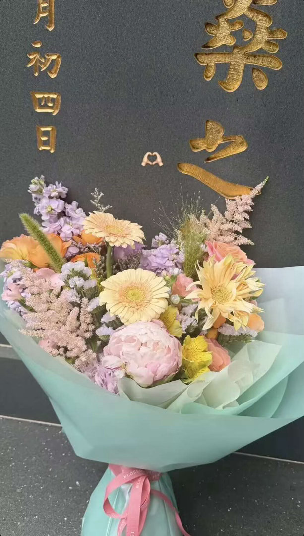 何鸿燊忌日三房上山拜祭，何超莲墓前献花，陈婉珍腿脚不便需搀扶！ 