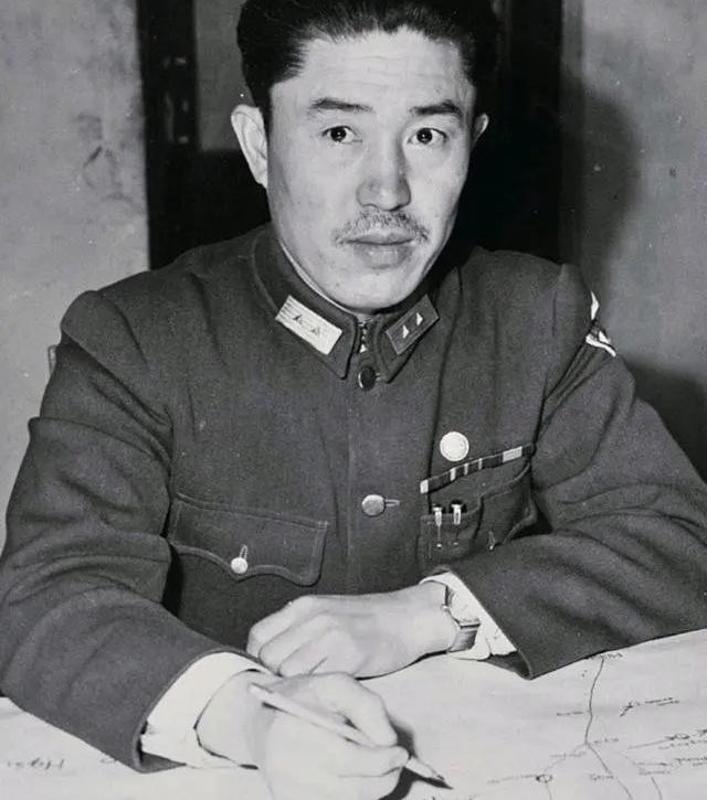 郑洞国在东北辽沈战役被俘虏时候的身份是东北剿总副总司令兼第一兵团司令员驻守长春，