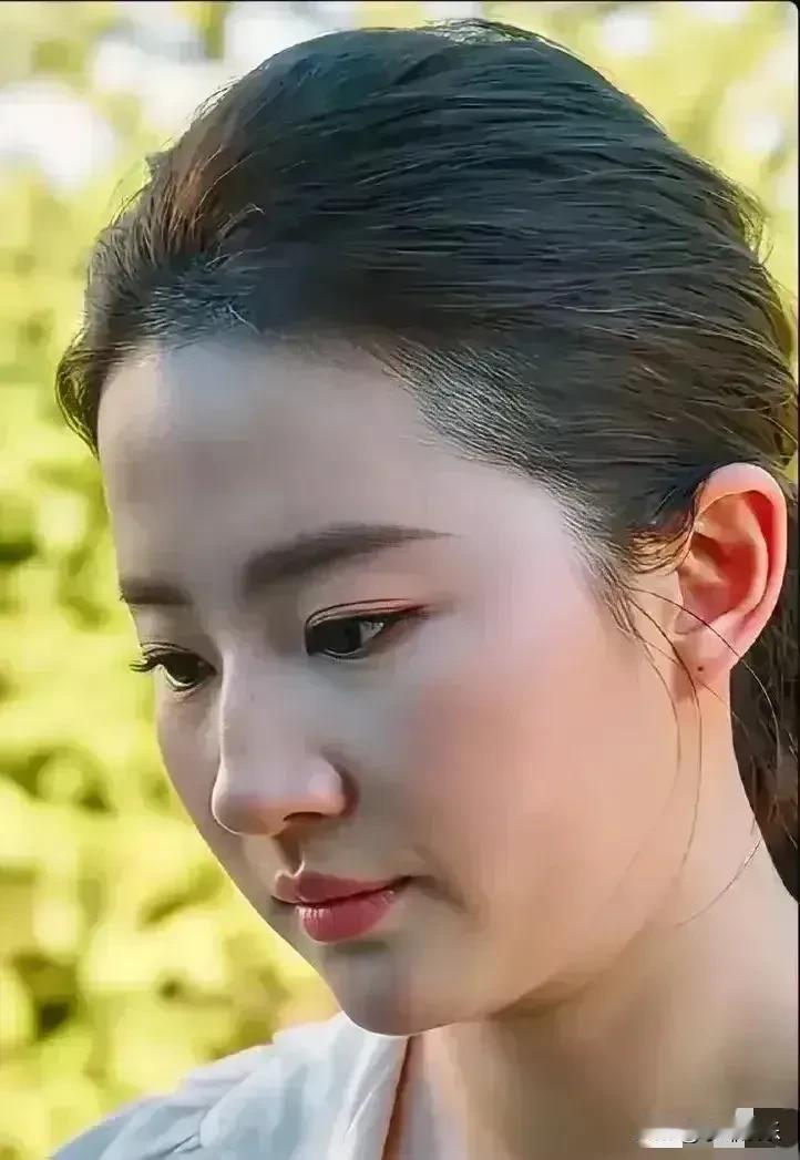 神仙姐姐高清近图白头发不少啊！这么年轻就有白头发了，她可能是工作太辛苦，经常熬夜