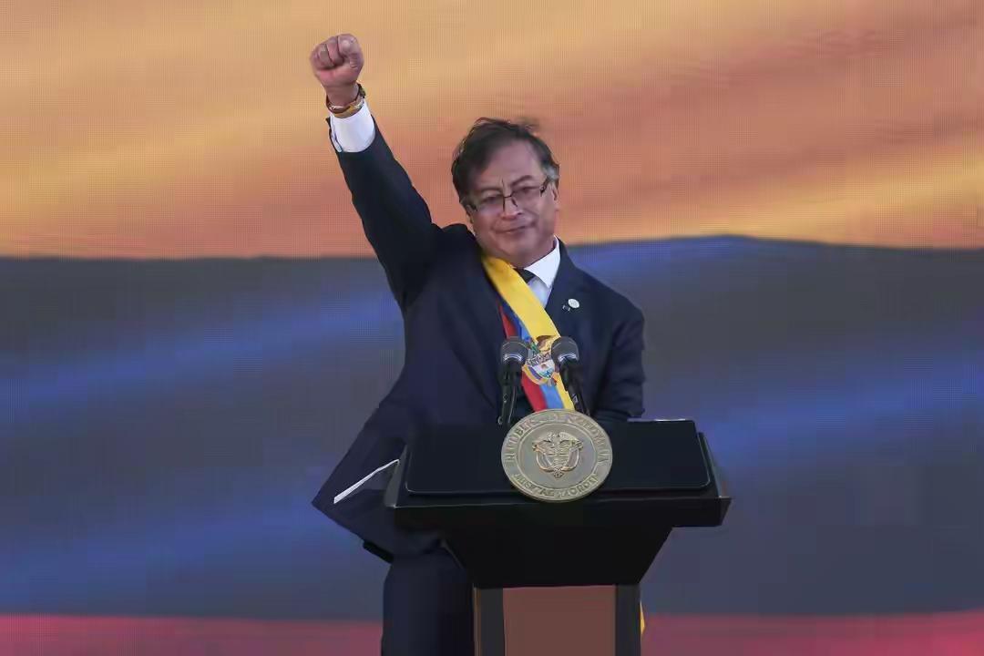 美国部署航母打击群并发动制裁，哥伦比亚和委内瑞拉强烈谴责