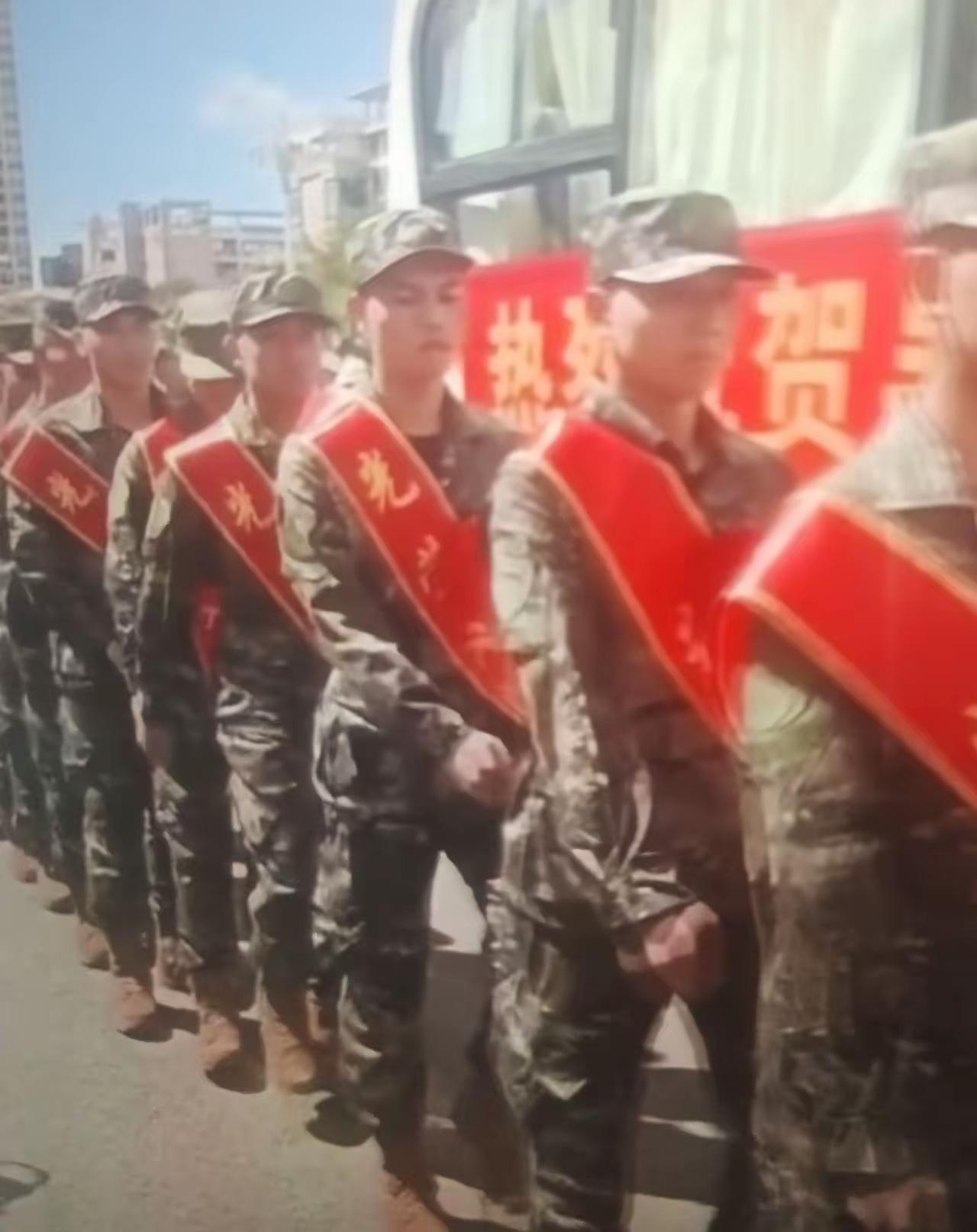 目前大学生就业困难，参军是一个很好的出路，现在当兵也有不错的收入，义务兵每月有1