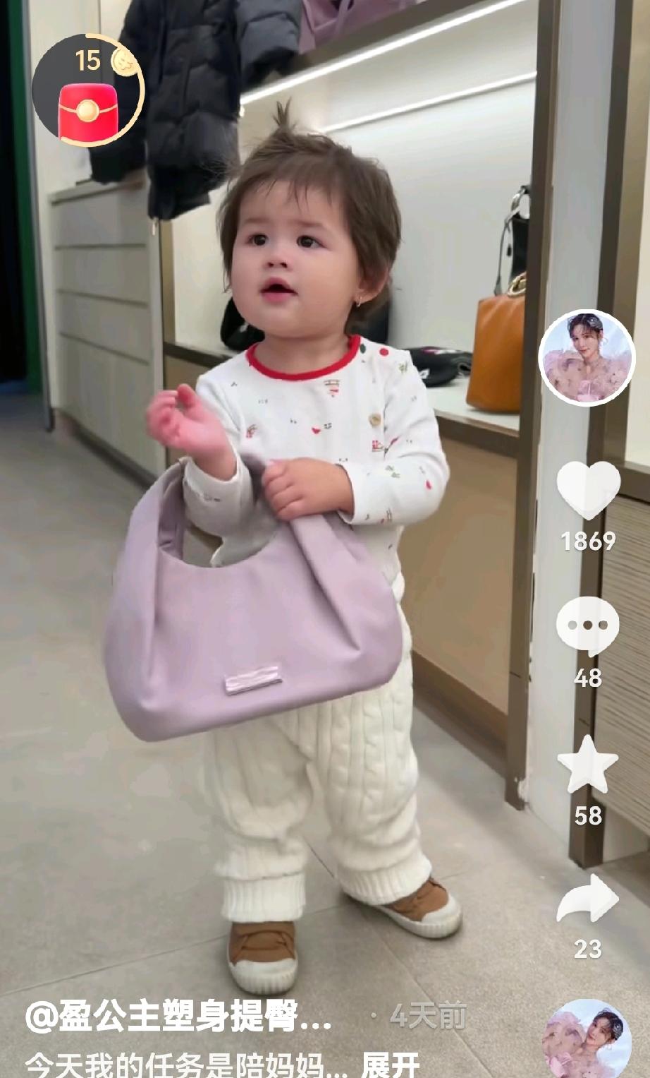 盈公主的小凯莉，又开始营业了，模仿妈妈的样子，打电话，联系业务，很像认真工作的样