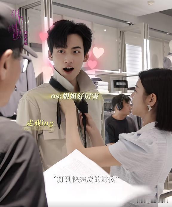 发现没？
陈妍希好像
悄悄切换了人生模式。

当年婚礼上甜笑的新娘，如今更享受“