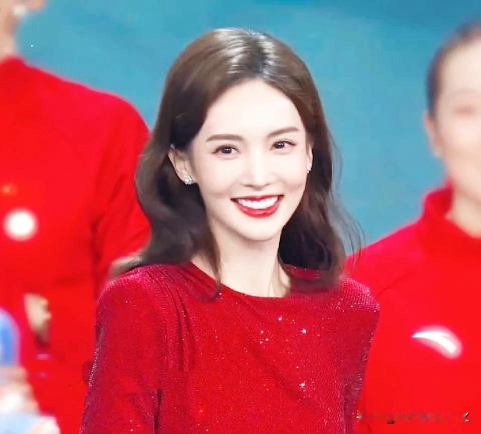 看久了金晨在《现在就出发》中大大方方的样子，都忘了她是个舞蹈生了。

记得高中时