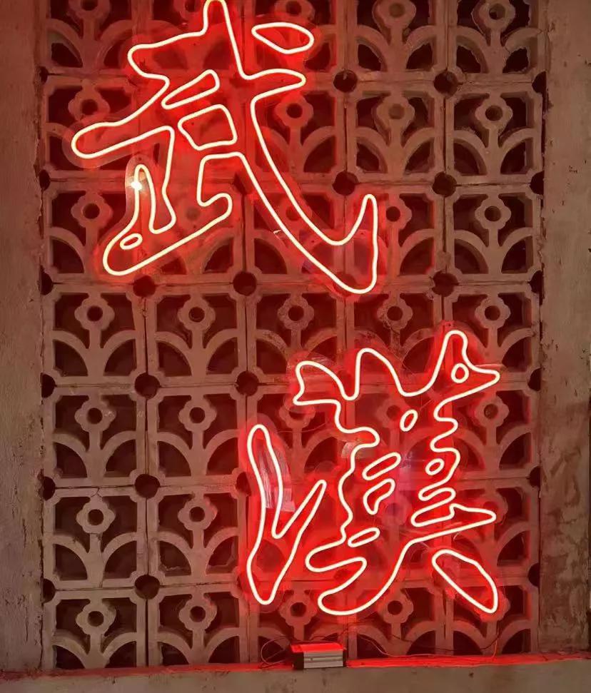 为什么武汉半夜很多大车?
白天在酒店感觉不会很吵，可是到了晚上感觉大车好多，还一