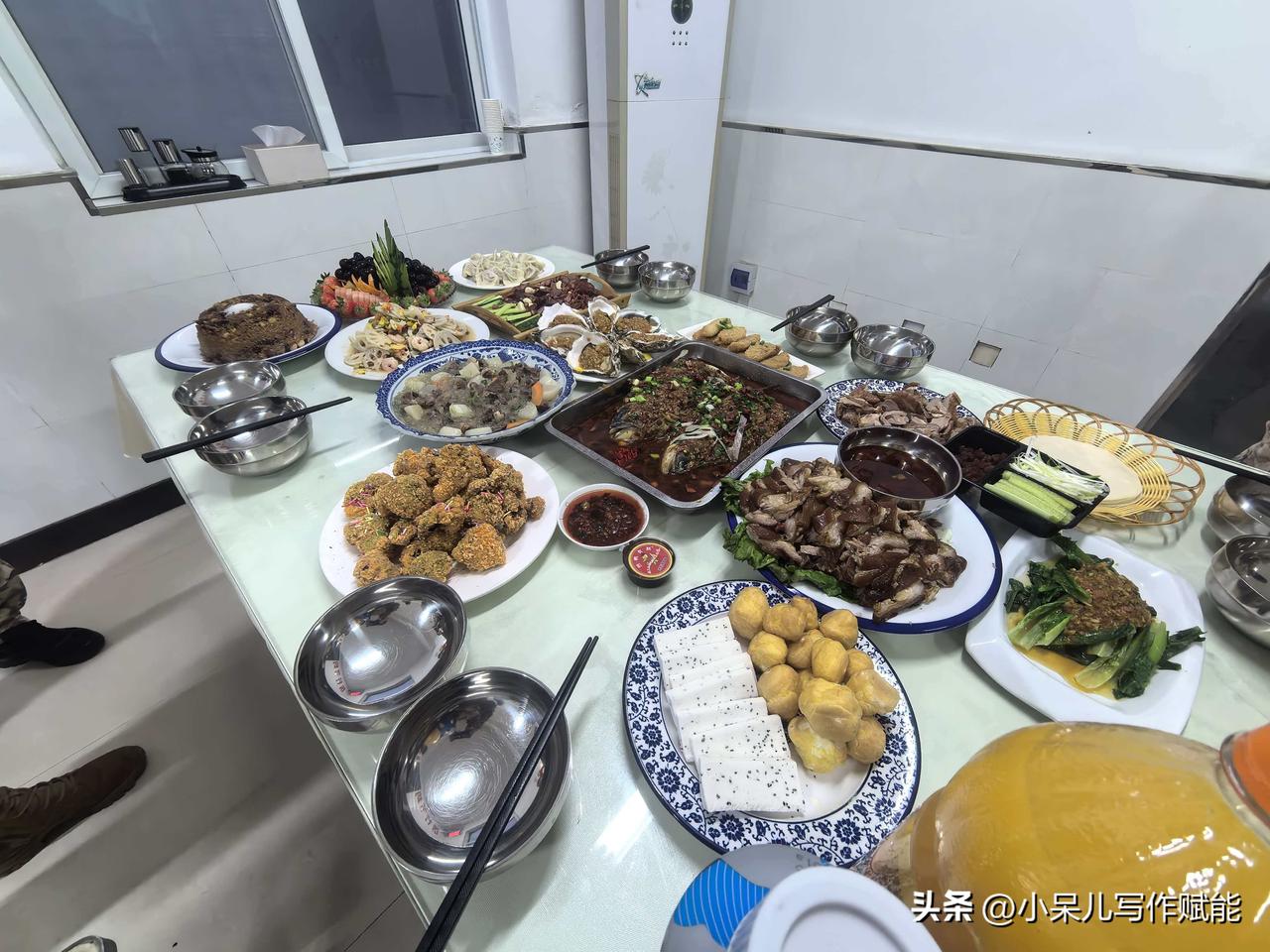 看着这满满一桌子菜，突然就懂了，人这一辈子，最踏实的幸福从来都不是啥大富大贵。