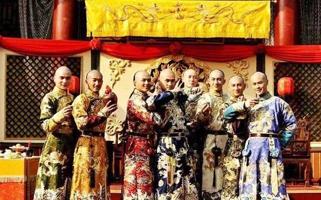 雍正元年，新皇帝刚坐稳龙椅，朝局还没完全稳定，他做了一件事。
 
八弟、九弟、十