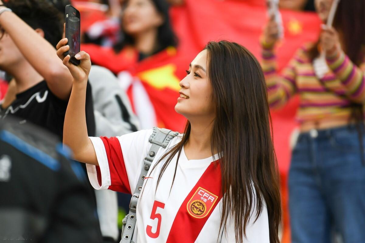 看国足不如看球迷，最可爱的她们才是最值得心疼的人。[泣不成声]至爱的俱乐部，随时