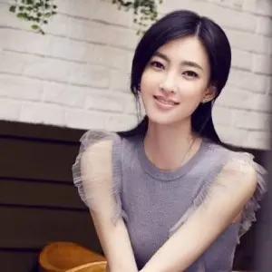 江疏影和王丽坤都非常漂亮，她们属于两种截然不同的风格：
江疏影是明艳大气的玉姐颜
