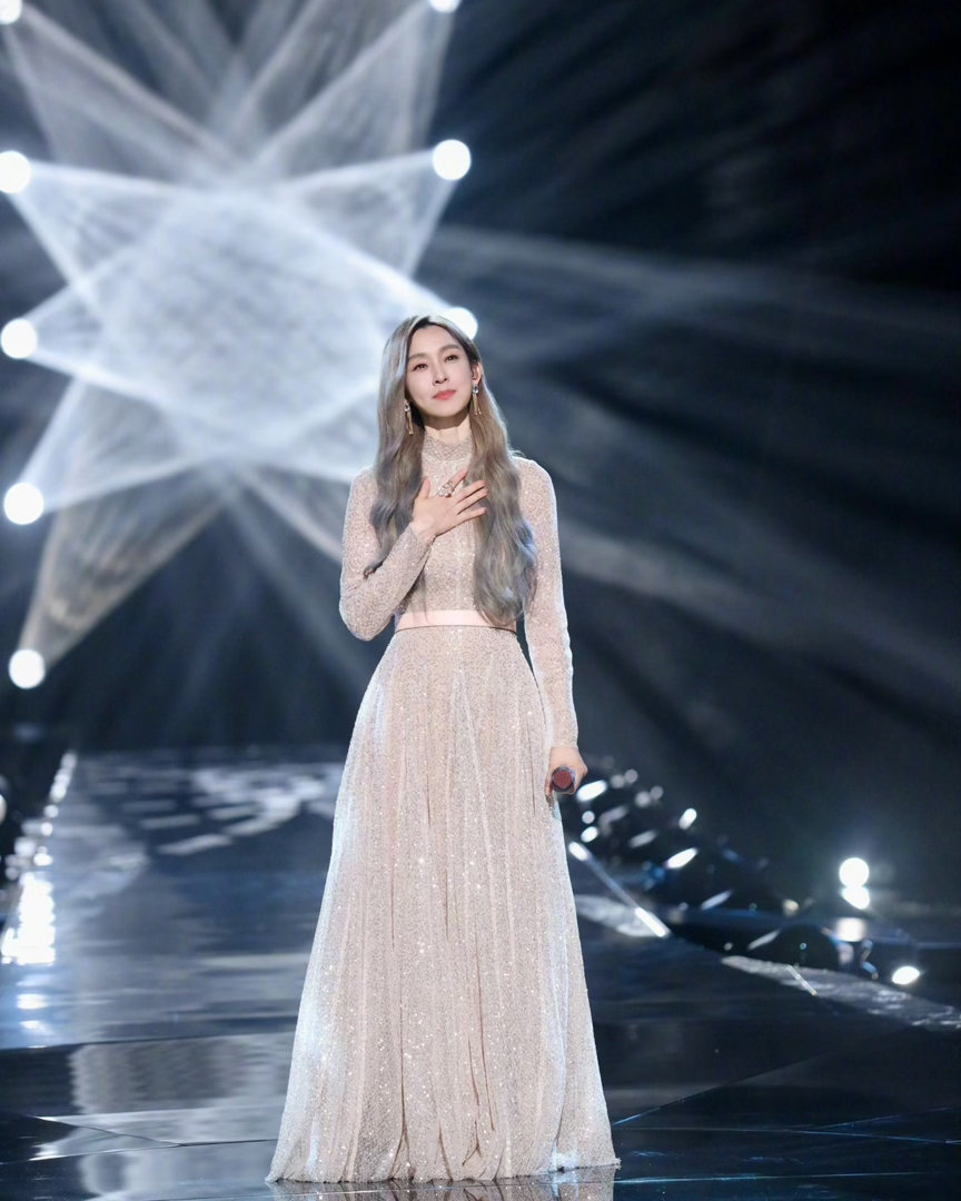 希林娜依高把范玮琪当范伟整主咖和Ta的朋友们 段子里聊到希林娜依高，说她火的全是