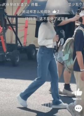网友爆料吴谨言路透照疑似怀孕。最近，吴谨言宣布与洪尧结婚，工作人员确认消息属实。