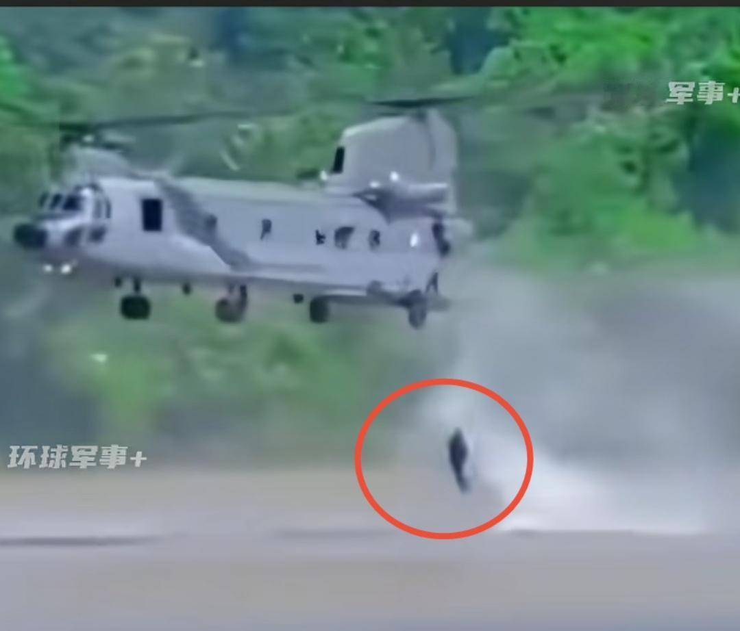 印度又出大丑了，直升机演习往水面空投特种兵，投5个失踪2个，橡皮艇和人都冲跑了…