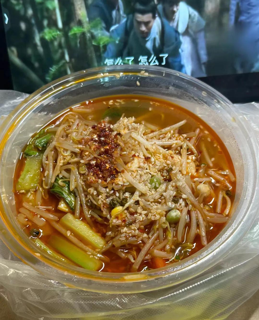 山师美食~水煮肉片
紫荆二楼（烤盘饭旁边）
我选的鸡肉片麻辣滴
可以选鱼肉、鸡肉