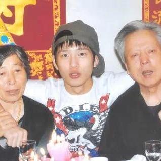 看到儿子冰凉遗体的那一刻，从新疆连夜赶来的于朦胧父母，双双瘫倒在了医院地上。
