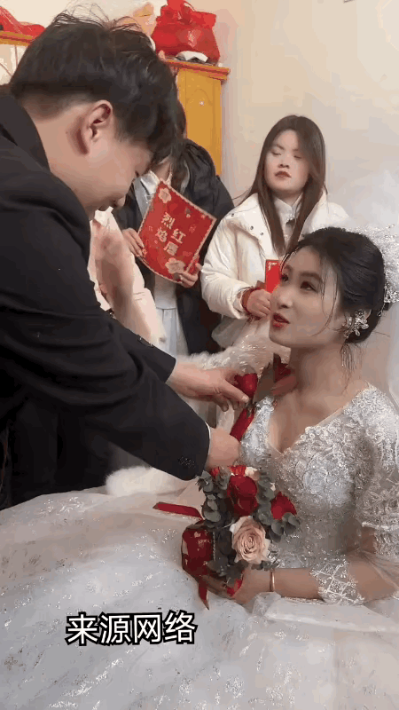 满满的爱
新婚仪式前，新郎给新娘戴上花饰时，紧张得冒汗，新娘贴心地给新郎擦汗，笑