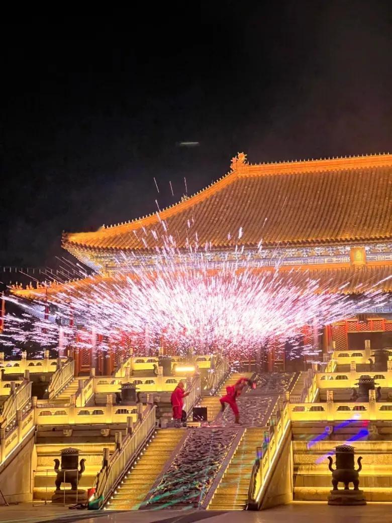 上联：烟花映古楼
下联：[爆竹][爆竹][爆竹]