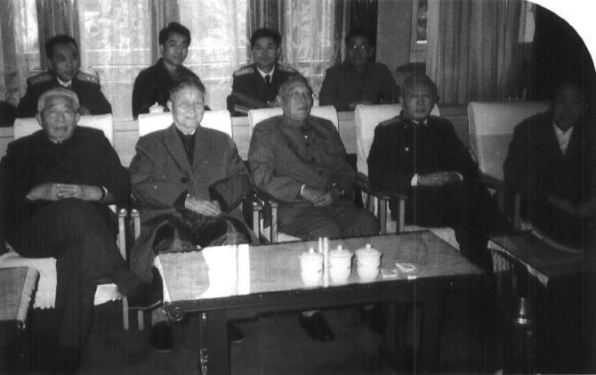 1988年10月，在红二十五军战史编审会议上。前排左起:郭述申、程子华、陈先瑞、