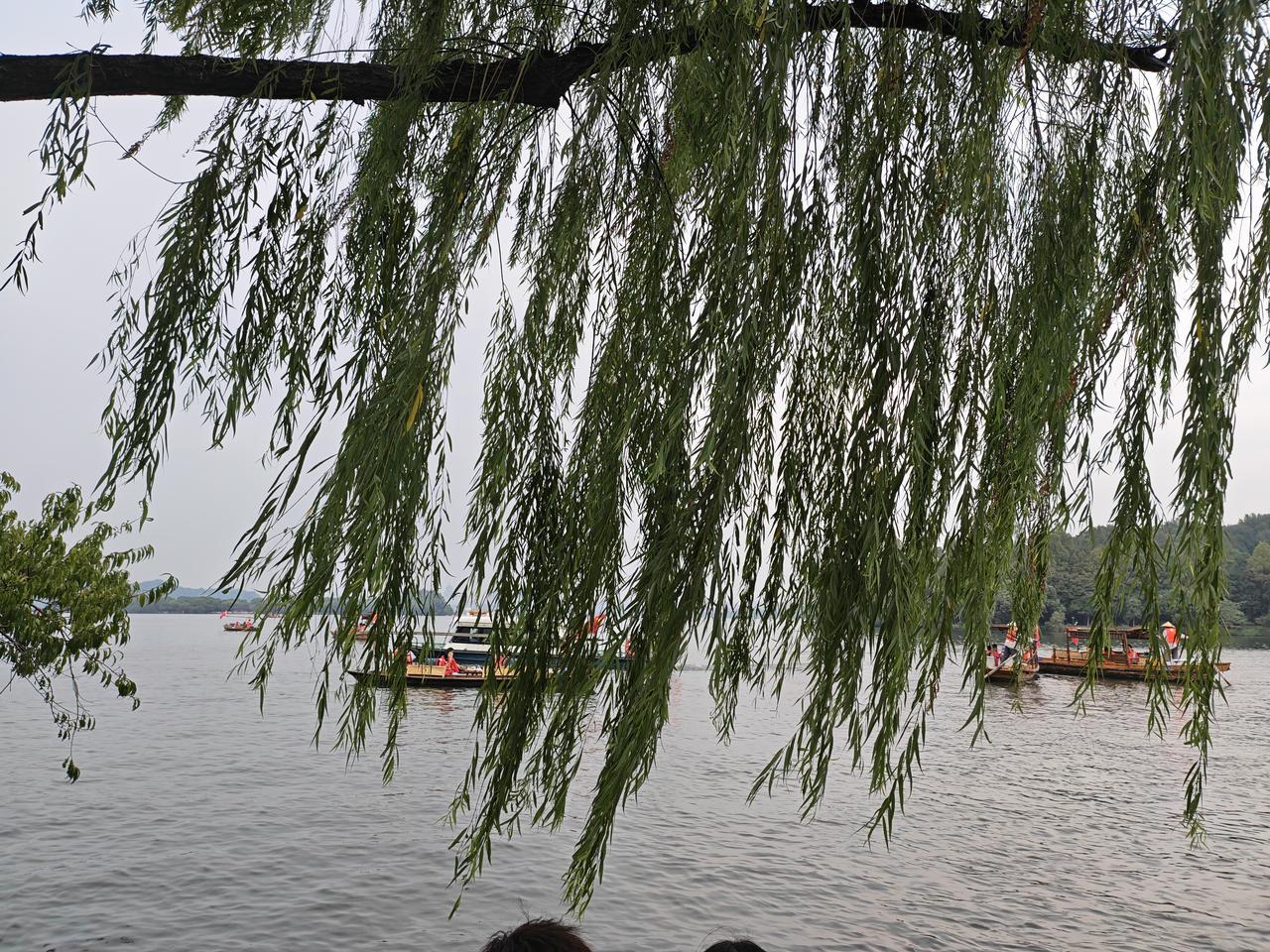 假期里游西湖，感觉还是很美，其实现在很多地亏城市，包括地方小县城都还在自己县城修